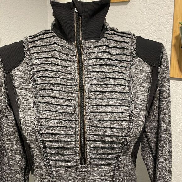 Lululemon Run Your Heart Out Heathered Gray Black Quarter Zip Pullover Size 6 - Picture 5 of 12